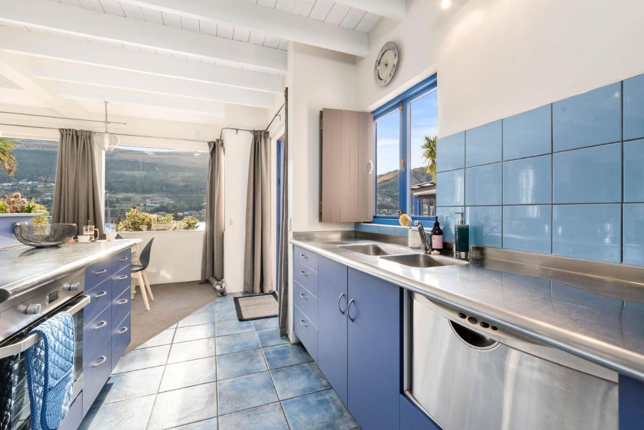 Sunny Lakeview Villa Queenstown Exterior photo